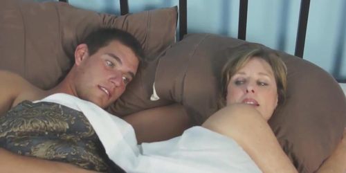 Mutter und Junge Aktie Bett