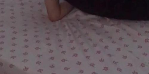 Convenciendo a mi Media-Hermana, Jugando y Follando Mientras Nuestros Papás Están Dormidos, Parte i