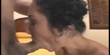 Morena rabuda linda e gostosa gemendo e gozando dando a bucetinha e o cusinho bem gostoso pro leonardo martins
