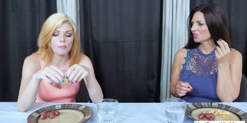 MILF stepmom orders her stepdaughter to lick her pussy (Jessica Rex, Mindi Mink)