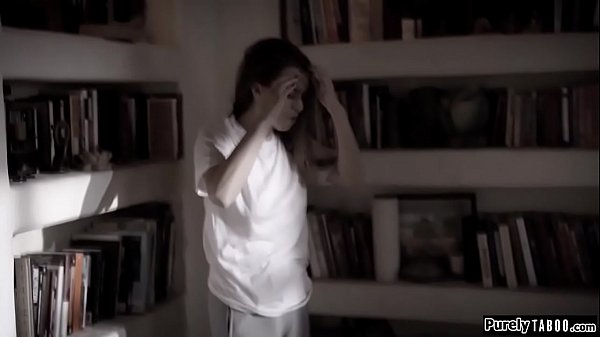 Psiquiatra pervertida manipula a su cliente ella le saca la polla mientras ella cuenta su historia y él le garantiza su libertad pero a cambio ella tiene que dejar que se la folle, sin otra opción le deja mamarla antes de cabalgar sobre su po