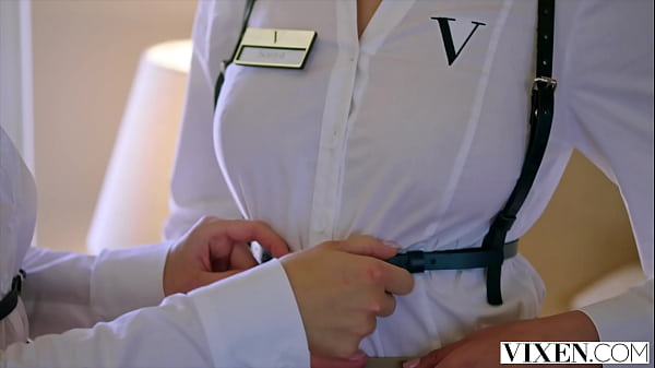 VIXEN Chicas calientes disfrutan de un trío