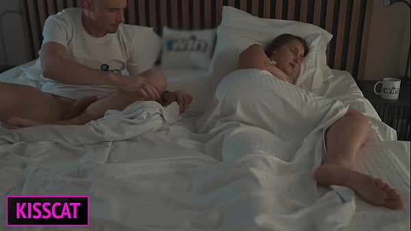 ¡Madrastra comparte hotel con su hijastro el fin de semana! Recibe una corrida accidental y le pide que se corra en la cara
