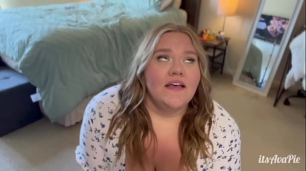 BBW mucama se masturba en la cama