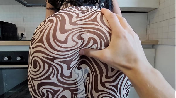 Sexo con una madrastra pervertida en la cocina. Ella quiere creampie