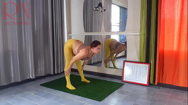 Regina Noir. Yoga en medias amarillas haciendo yoga en el gimnasio. Una chica sin bragas está haciendo yoga. Un atleta entrena en una sala pública de yoga.