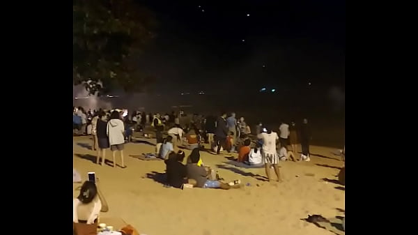 Hermosa ladyboy tailandesa en la playa