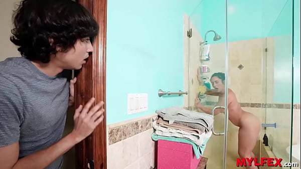 Un semental curioso pilla a la madre cachonda de su amigo duchándose