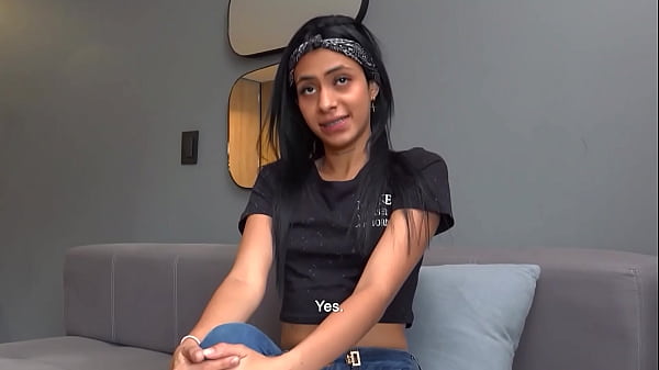 Espectacular morena tatuada mala con labios grandes y perfectos hechos para chupar pollas