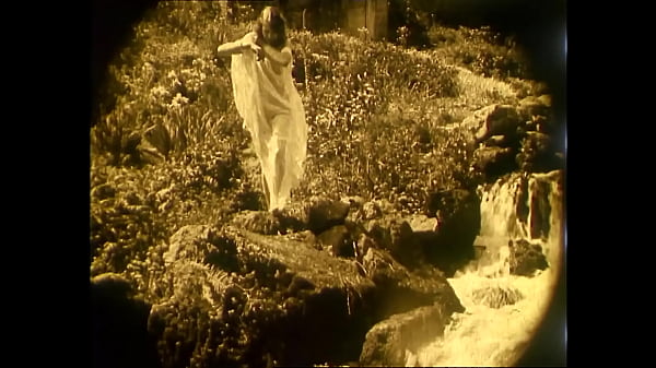 Película vintage de i92o - mujer desnuda al aire libre