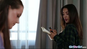 Selena Love tenía planeado un masaje erótico para su novia morena, Ameena Green, cuando aparece la contratista Vanessa Sky. Las lesbianas le preguntan si quiere unirse.