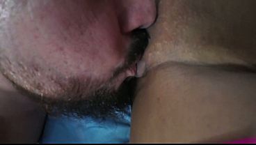 Recojo a una chica mulata en la calle y le doy sexo duro. - SQUIRT SALVAJE -