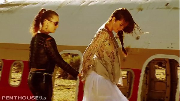Las estrellas lesbianas sexy Allie y Jenna se follan con los dedos en el desierto.