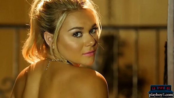 Rubia perfecta se desnuda y muestra su cuerpazo