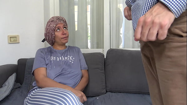 Una empleada doméstica musulmana en Turquía se perturba cuando ve su enorme polla
