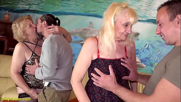 Dos abuelas cachondas son folladas duro por el culo por sus toyboys de gran polla en una orgía espontánea de sexo en grupo