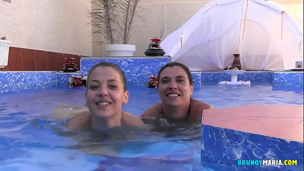 Pub liberal en Sevilla: así nos liamos en la piscina de un te liberal REAL