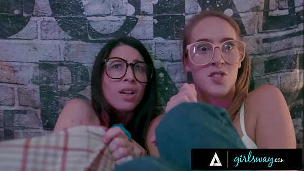 Los nerds tienen un trío con una MILF caliente