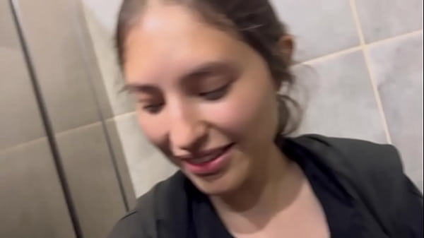 Mi compañero de gimnasio y yo nos encontramos cachondos y terminamos masturbándonos en el baño del gimnasio.