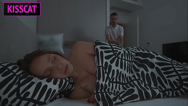 Hijastro sorprende a madrastra en cama compartida, folla de lado mientras ella aguanta los gemidos hasta el facial