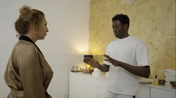NUEVO 2o25 - JULIA NORTH ES ATENDIDA POR UN MASAJISTA NEGRO