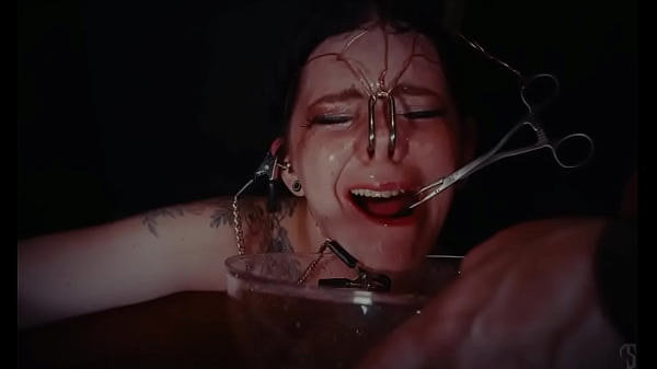 Puta gótica caliente de bondage es llevada a una escuela de bebedores de orina para recibir una lección dura