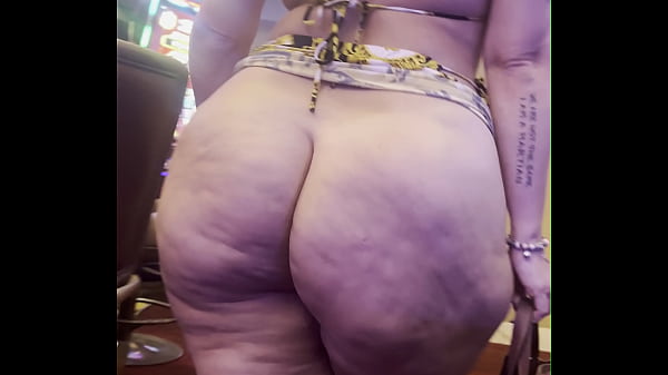 Super Slut Pawg está desnuda en público