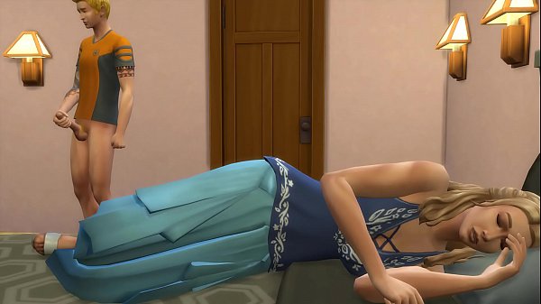 madrastra comparte la cama con su hijastro después de los deportes ella hijo entra en su habitación y folla duro