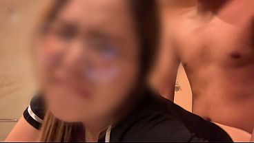 Chica asiática con gafas pide semen en posición de pie
