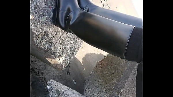 Botas de goma fetiche en la playa