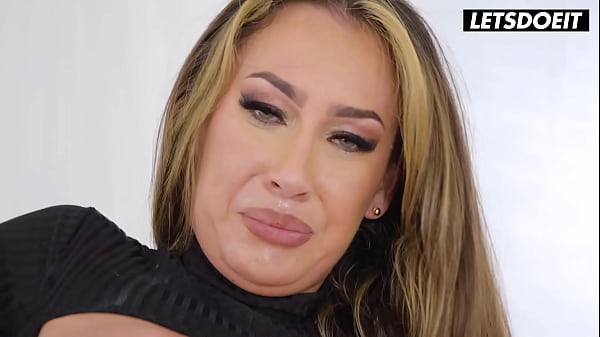 MILF latina tetona recibe una polla gorda en sus agujeros - LETSDOEIT