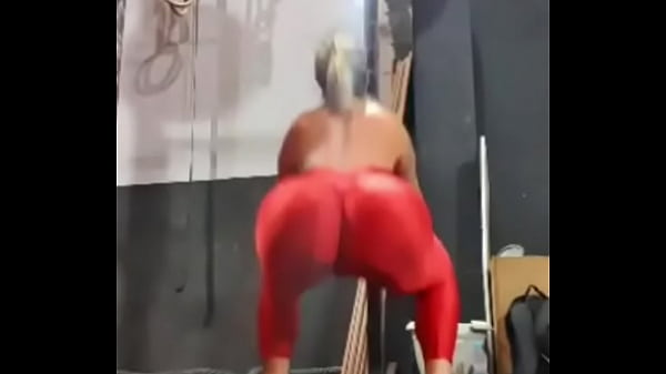 Hot ass at the gym showing her asshole
