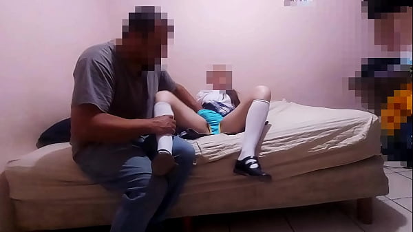 Ay, aaay! Me duele mi chochito! Ingenua e inocente Alumna mexicana culea con su vecino por regalos cuando está sola en casa, casero real, no fake