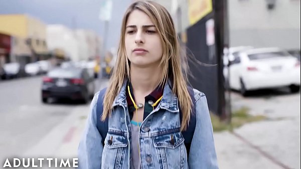 La Kristen Scott tiene su primer sexo lésbico apasionado con una universitaria