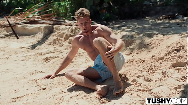 Nicole atrae a un chico en la playa durante sus vacaciones. No hablan el mismo idioma, pero él hará lo que sea para impresionarla.