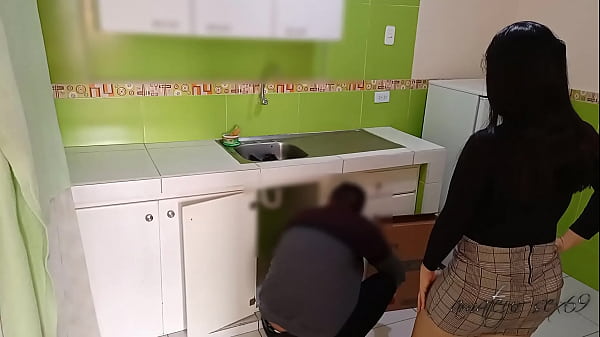 El fontanero se follo se la follo mientras su esposo no estaba en casa los pille por la puerta de la cocina pero ellos siguieron, le metio bien duro la polla a esa infiel