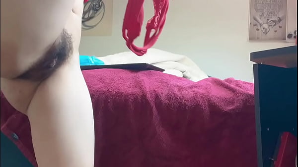 Chica japonesa con un cuerpo sexy y bonito jugando con un consolador y un buen culo