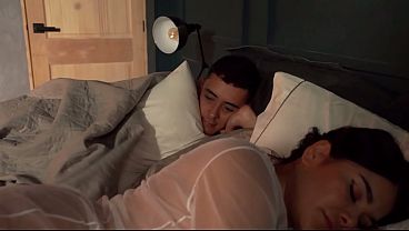 Hermanastros comparten cama tras un error en un hotel - ¡Qué polla tan grande! - Issane y Leandro Grey