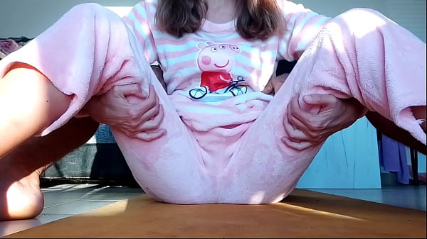 padrastro asiático amateur de i8 años hecho en casa acariciando tetas pequeñas y metiendo los dedos en el coño mojado en bragas