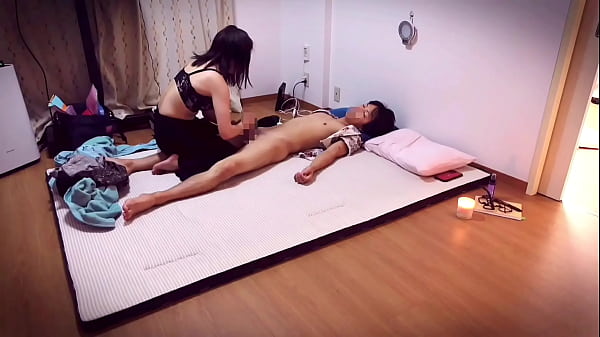 My girlfriend uses lotion to give me a handjob in the morning Mass ejaculation with handjob