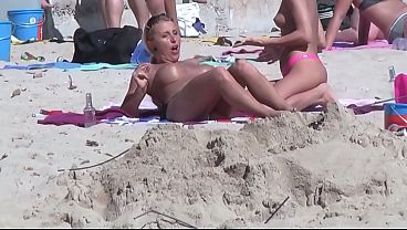 chicas lesbianas medio desnudas Anna y Nadine jugando en público