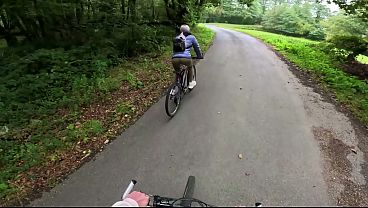 Veo a una chica andando en el bosque, le pido que mire mi bicicleta y cuando voy a orinar ella me ayuda masturbándome y dándome una mamada bajo el entorno natural del bosque público