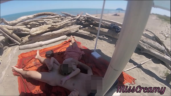 Voyeur mirándonos mientras mi profesora caliente se masturba y se corre la polla en una playa nudista pública - Sexo en público arriesgado - Atrapada paja por un extraño P2 - MissCreamy