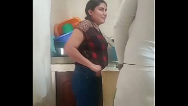 No me folles en la cocina, tu esposa llegará en cualquier momento.