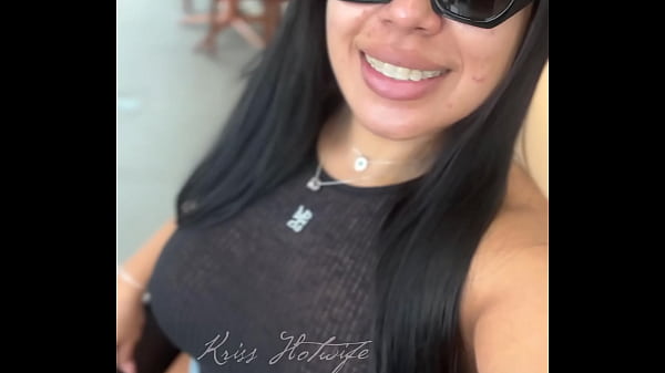 Mujer brasileña casada con ropa transparente en una cita con su hombre