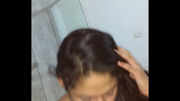 Chico de i8 años follado por una novia latina infiel mayor haciéndole una buena mamada