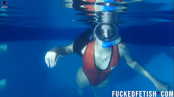 Helen delgada con máscara de buceo en la piscina nocturna