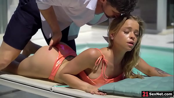 2iSexNet.com - Un chico se une a su amiga rubia al lado de la piscina. Le quita la blusa y luego le toca el culo. El le hace una mamada y luego se inclina para tener sexo anal.