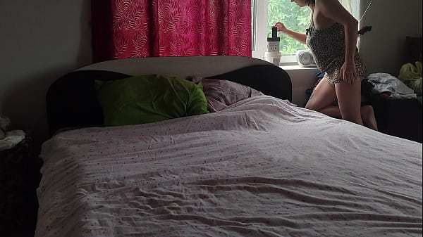 Una pareja amateur real se masturba mutuamente en un acogedor campo.
