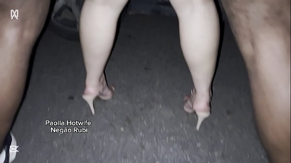 Paolla Hotwife has no limits and teaches a 2ecm black guy how to fuck in the car on the side of the road at night!!! Cuckold husband only accompanies his wife's sex class that teaches how to fuck on public roads in Brazil